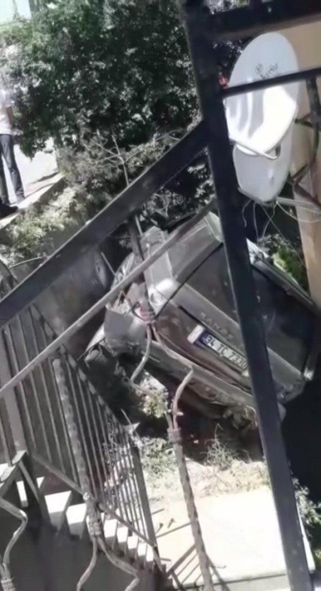 Ümraniye'de lüks cip, bina boşluğuna düştü