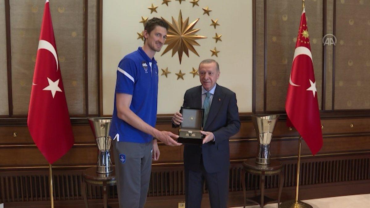 Tibor Pleiss'ın boyu Cumhurbaşkanı Erdoğan'ı şaşırttı