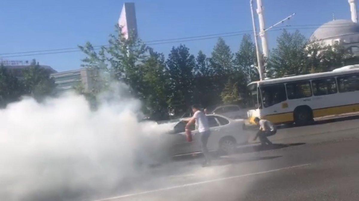 Malatya'daki vatandaşlar yanan otomobile müdahale etti