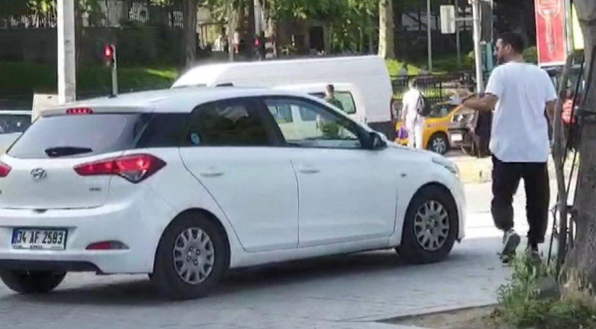 Beyoğlu’ndaki değnekçi kamerada: Polis hemen yakaladı