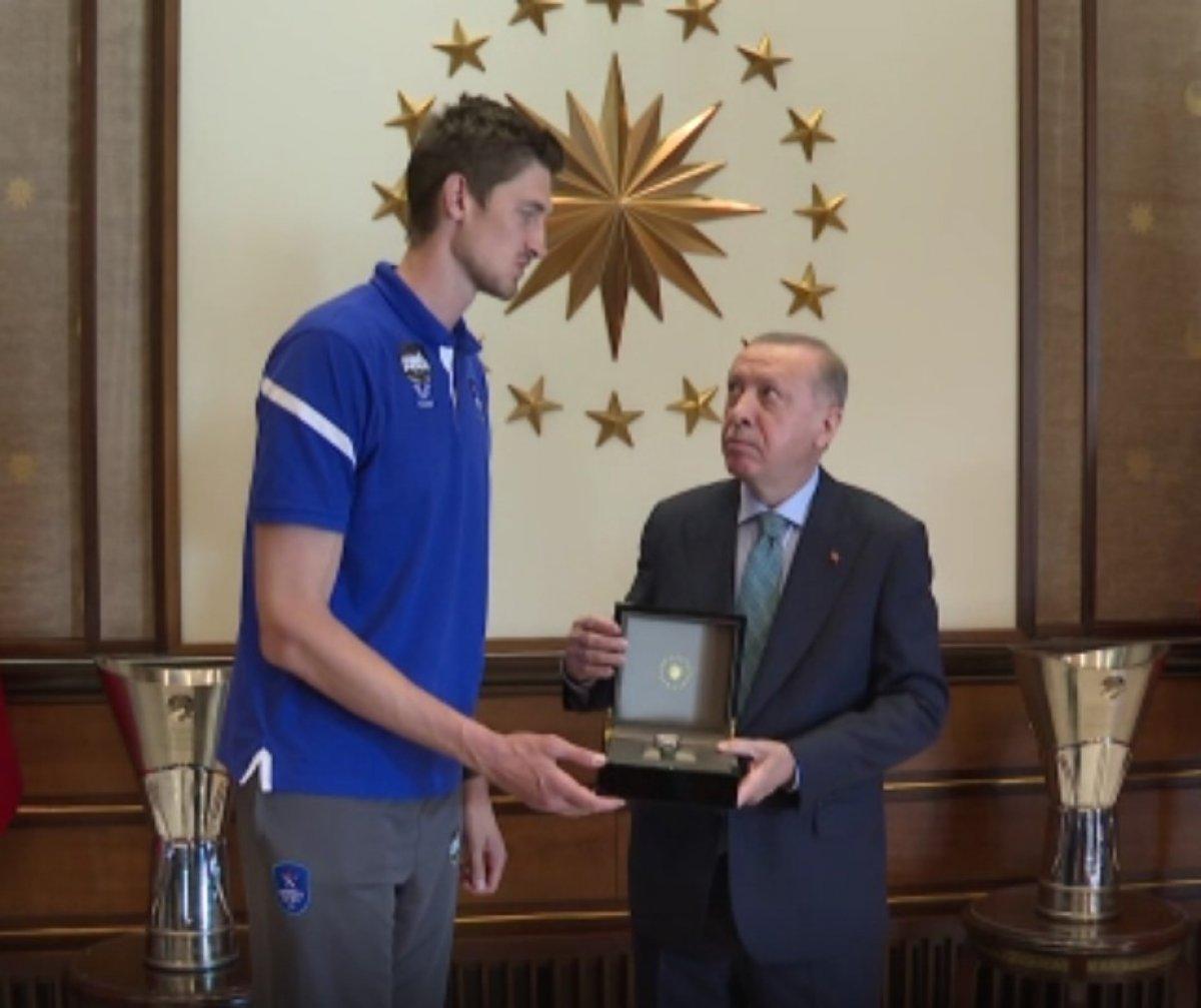 Tibor Pleiss'ın boyu Cumhurbaşkanı Erdoğan'ı şaşırttı
