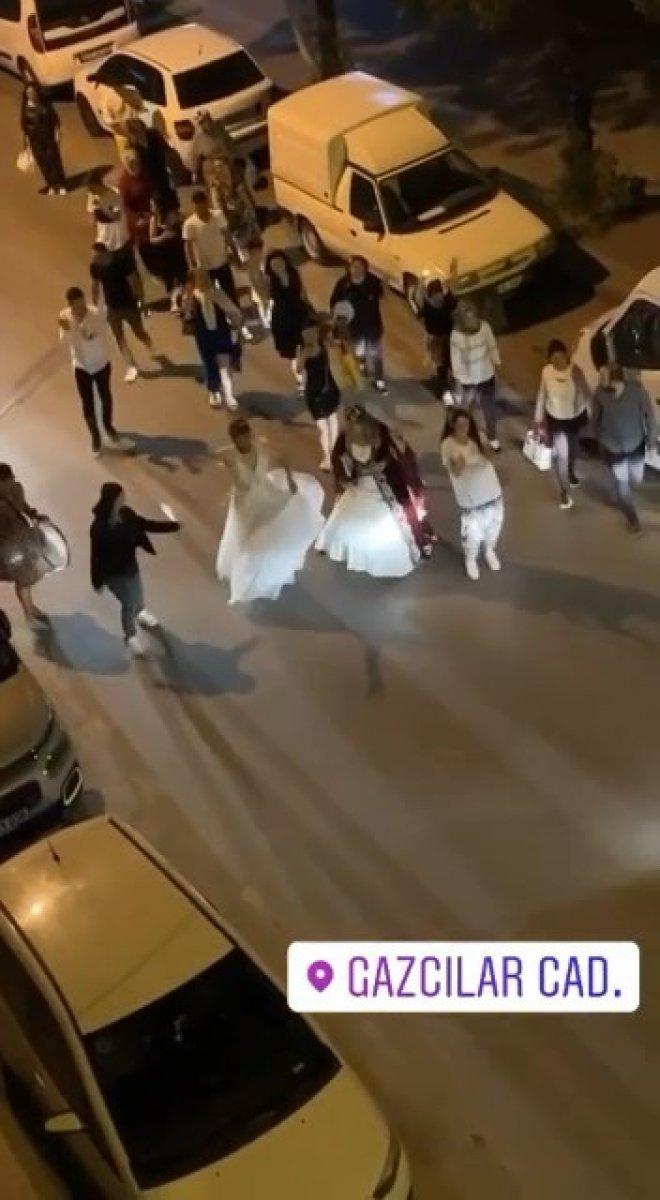 Bursa'da gelinlik giyen damat şaşkınlık yarattı