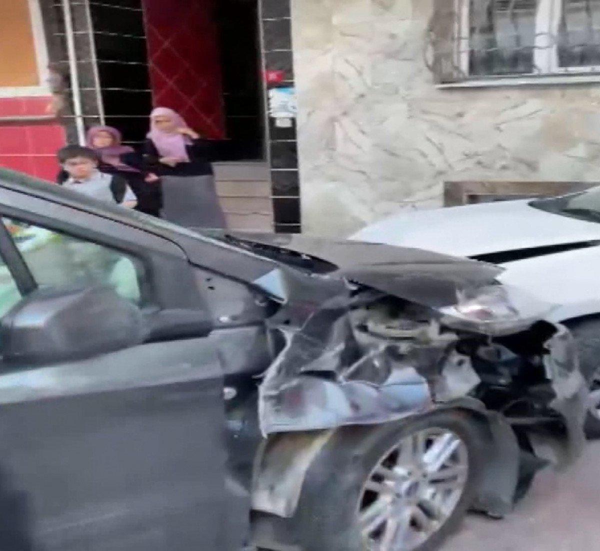 Esenyurt’ta sürücü önce yayaya ardından 3 araca çarptı