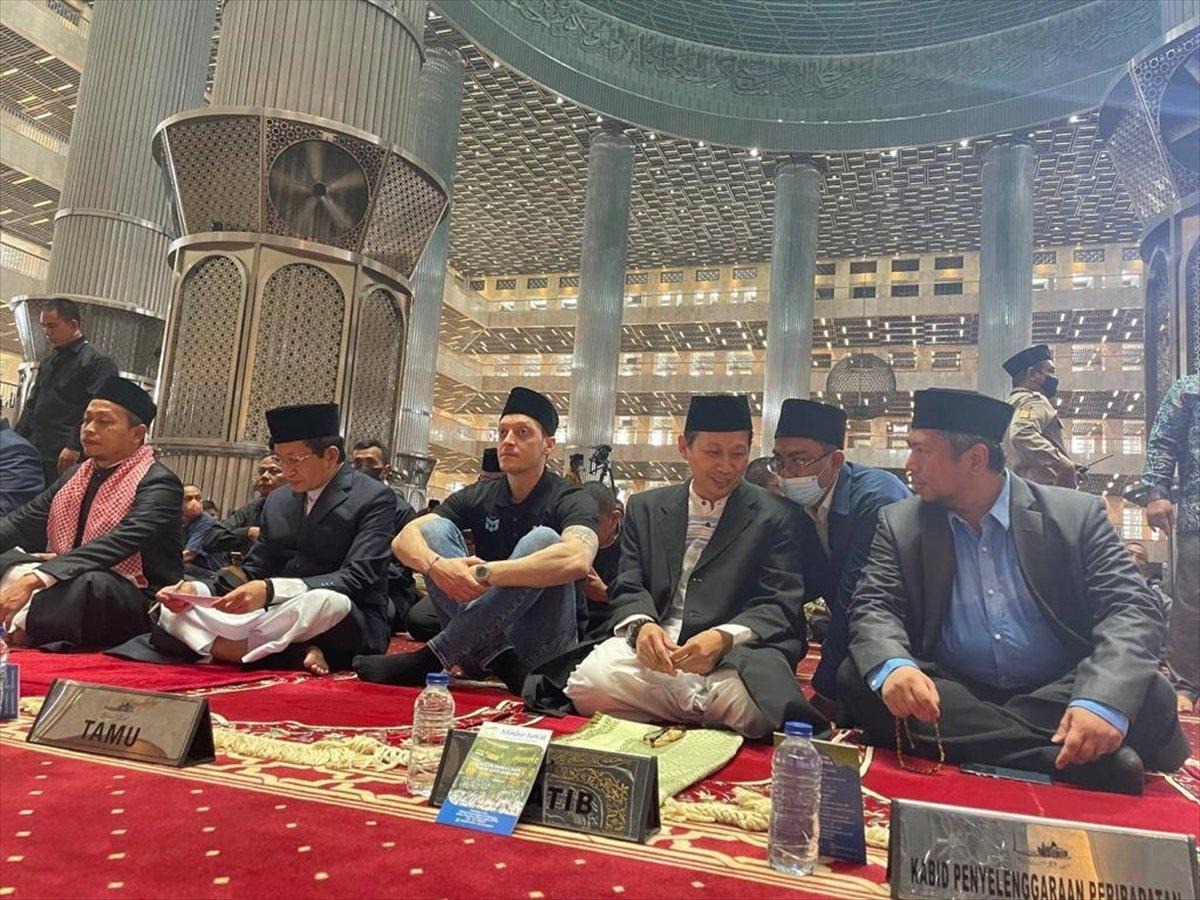 Mesut Özil, Cakarta'da cuma namazı kıldı