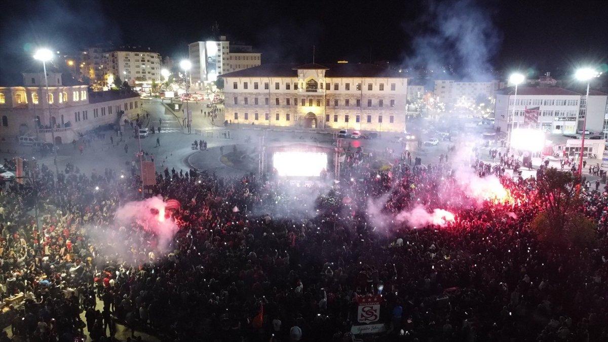 Bakan Kasapoğlu, Türkiye Kupası'nı kazanan Sivasspor'u tebrik etti