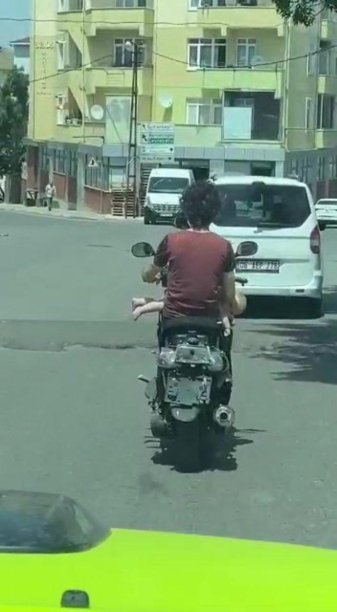 Sultanbeyli'deki sürücünün kucağındaki bebekle tehlikeli yolculuğu