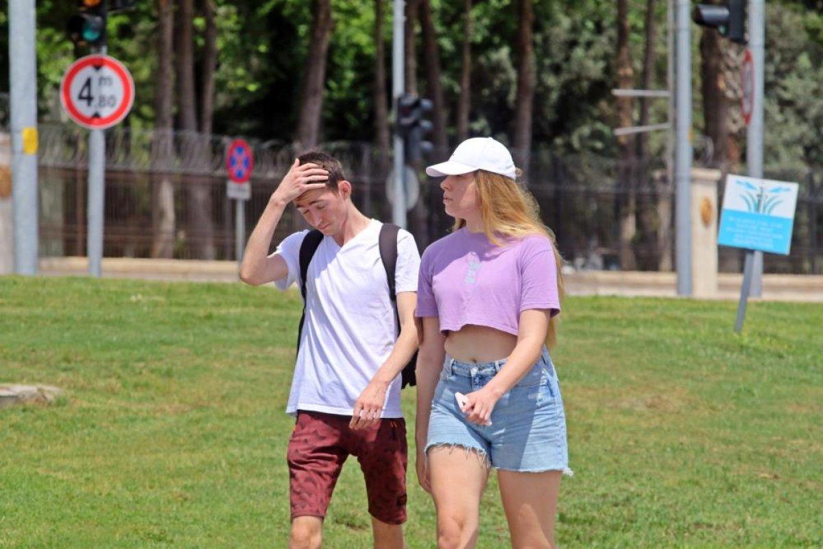 Antalya’da tatilciler sahillere akın etti