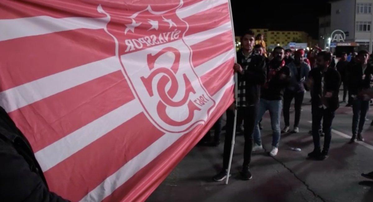 Sivassporlu taraftarların kupa sevinci