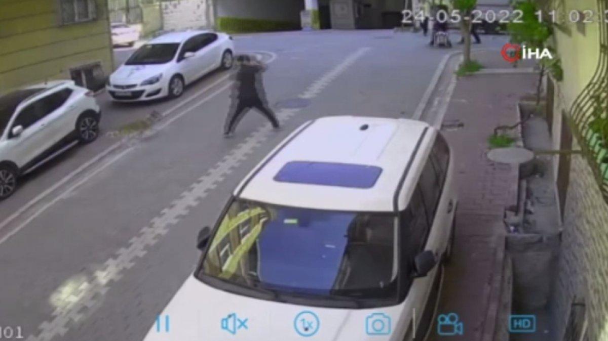 Esenyurt'ta köpeklerin düşürdüğü metal aksamı, hırsız çaldı