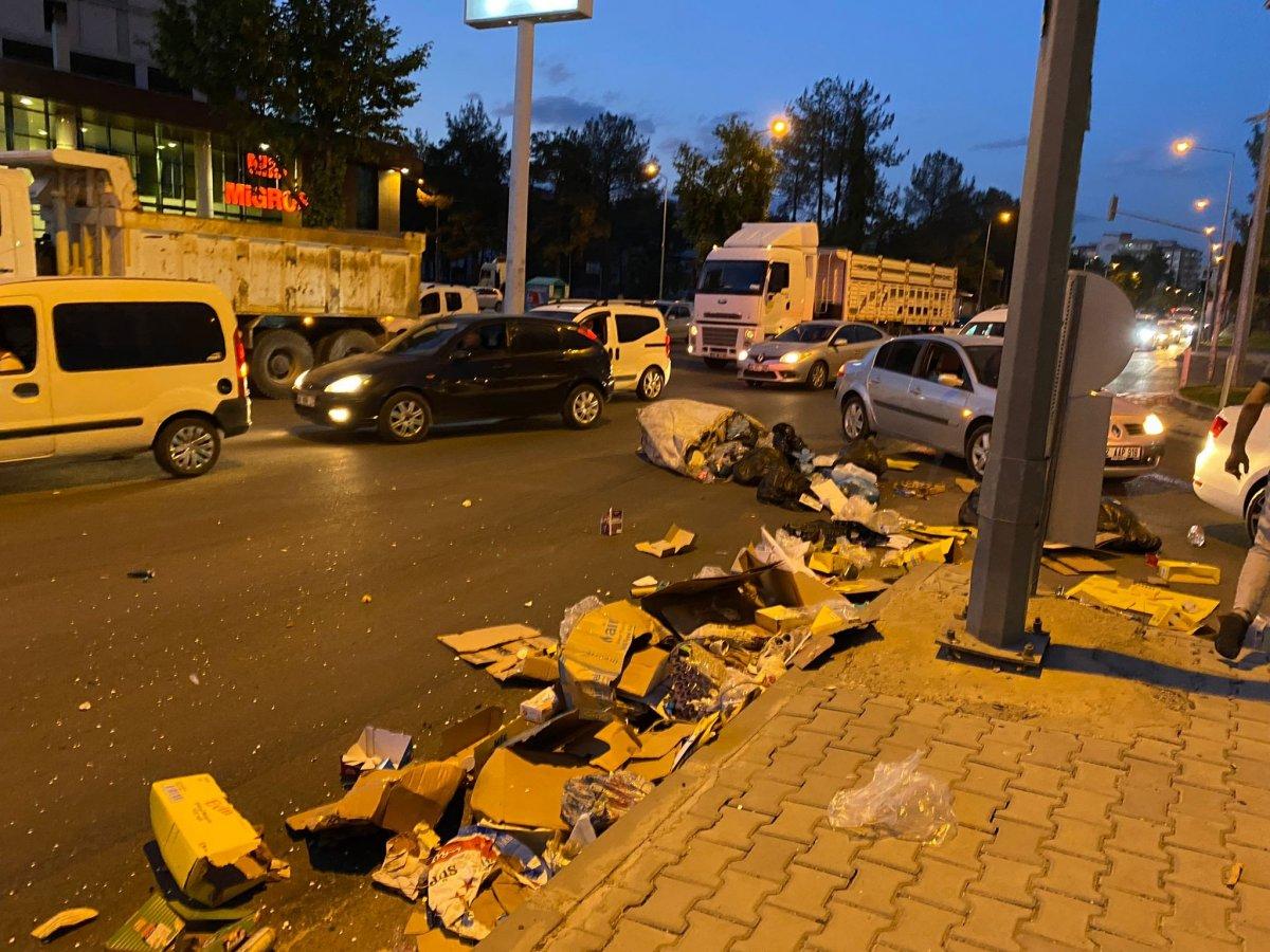 Adıyaman'da kağıt toplama aracıyla otomobil çarpıştı