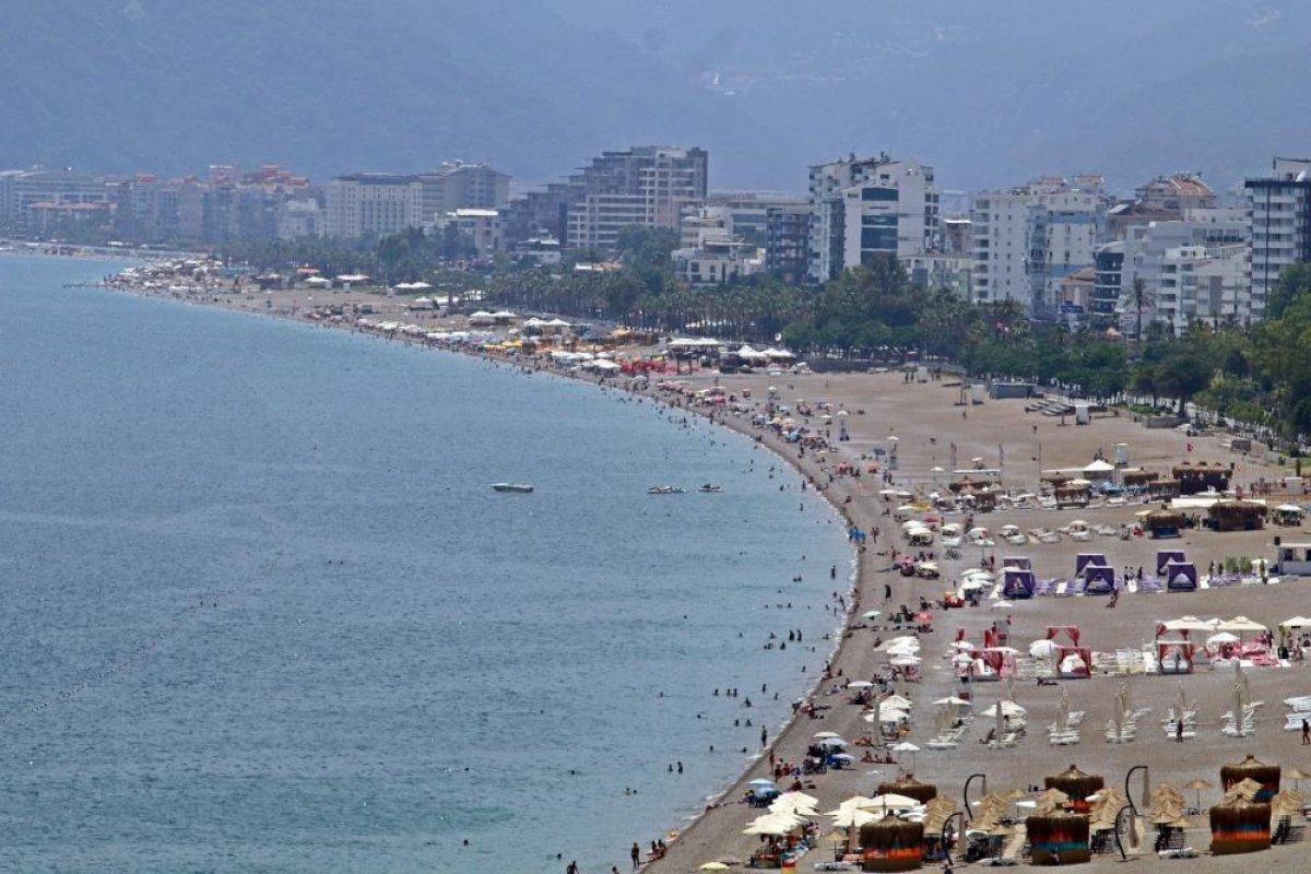 Antalya’da tatilciler sahillere akın etti