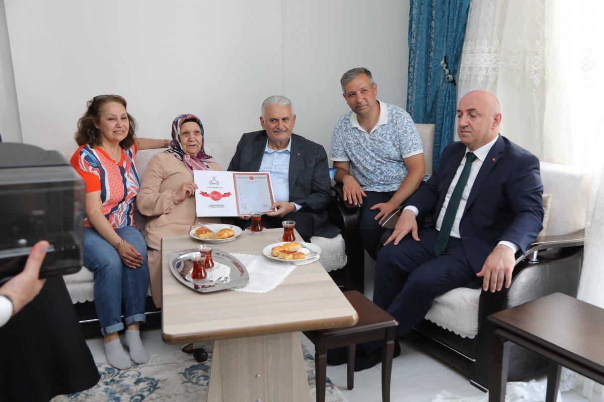 Binali Yıldırım, Neriman Teyze'nin çay davetini kırmadı