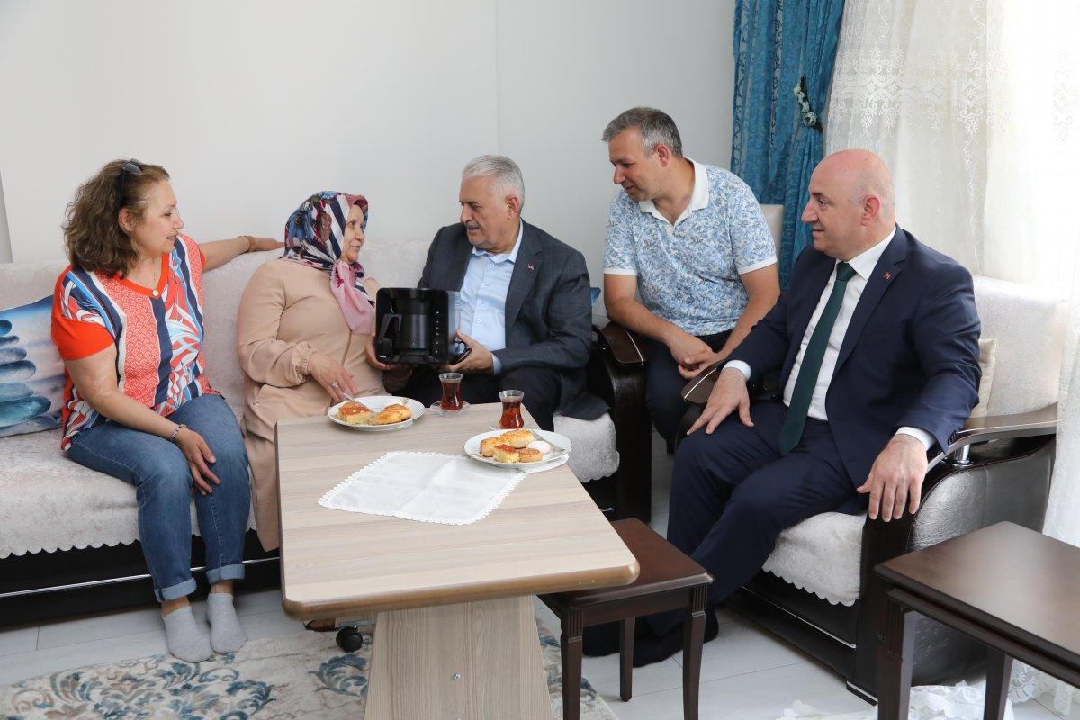 Binali Yıldırım, Neriman Teyze'nin çay davetini kırmadı