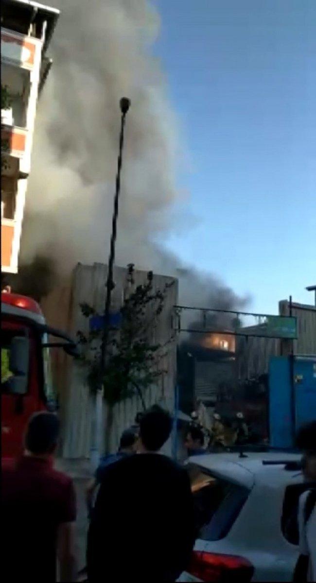 Ümraniye'de hurdalık deposu alev alev yandı