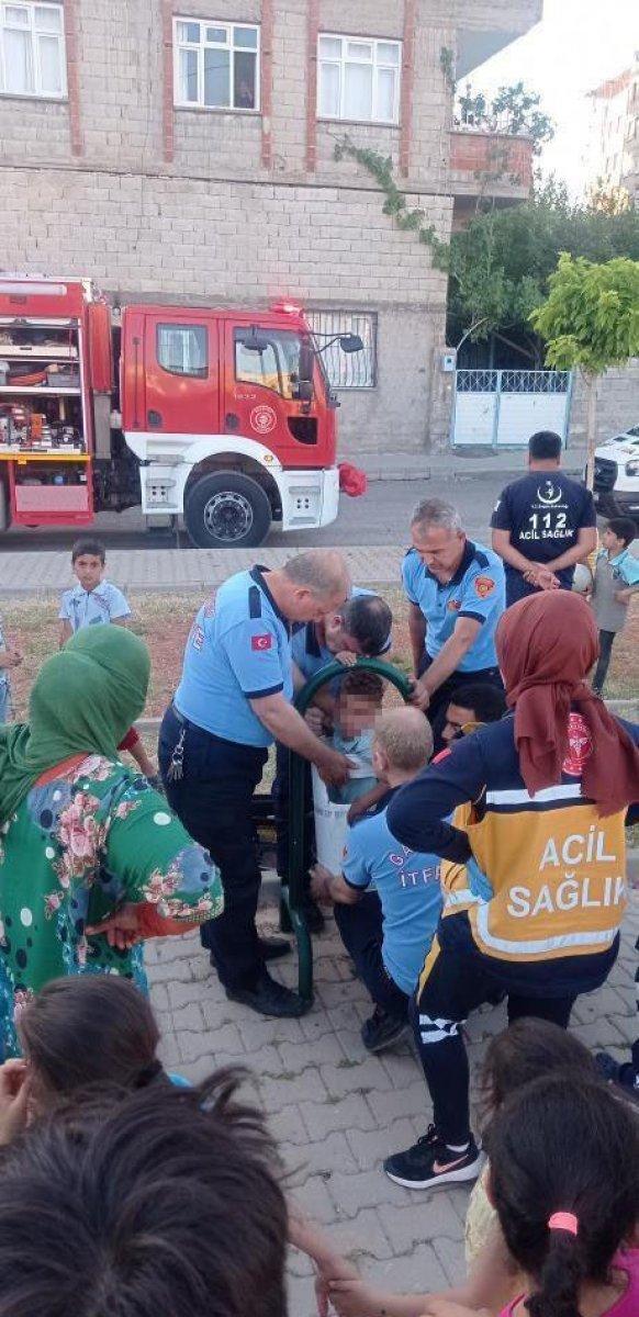 Gaziantep'te saklanmak için çöp kovasına giren çocuğu itfaiye kurtardı