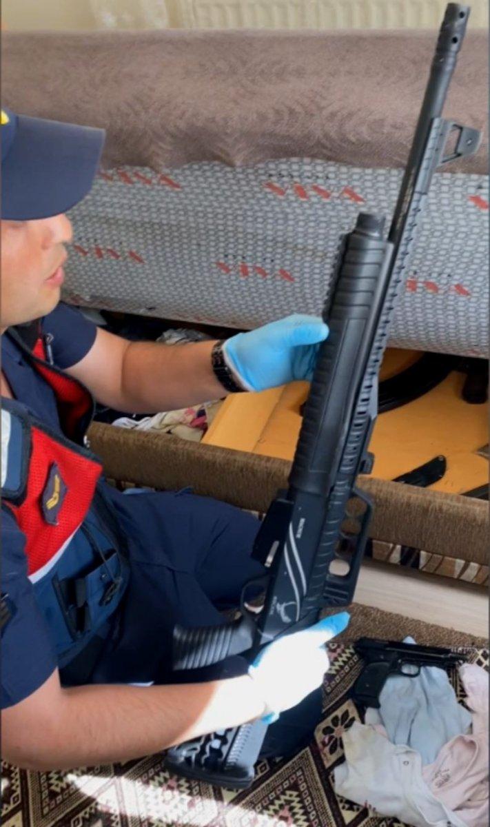 Aksaray'da banyoda, boya kutuları içerisinde kenevir bulundu