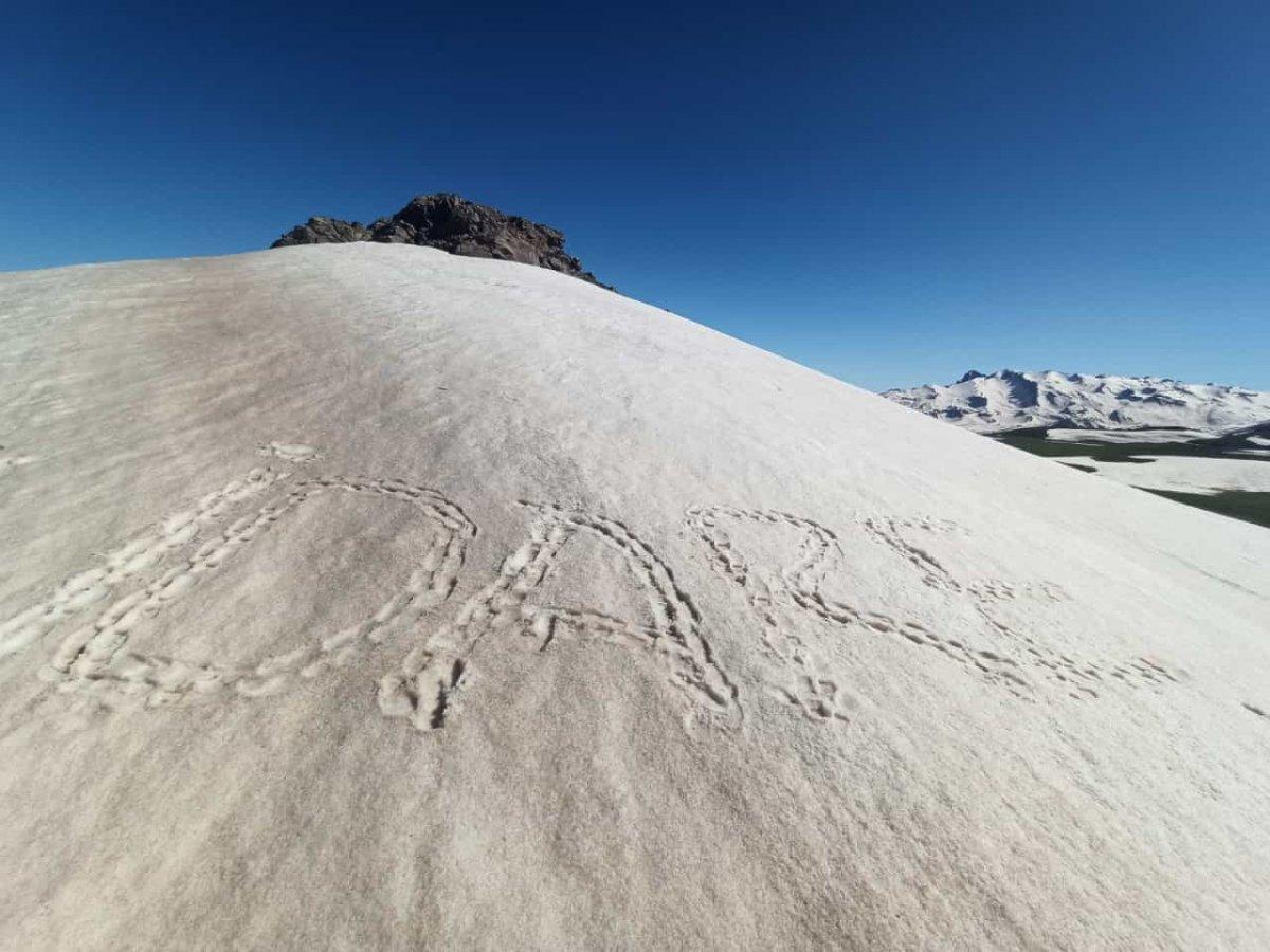 Şırnak'ta karla mücadele devam ediyor