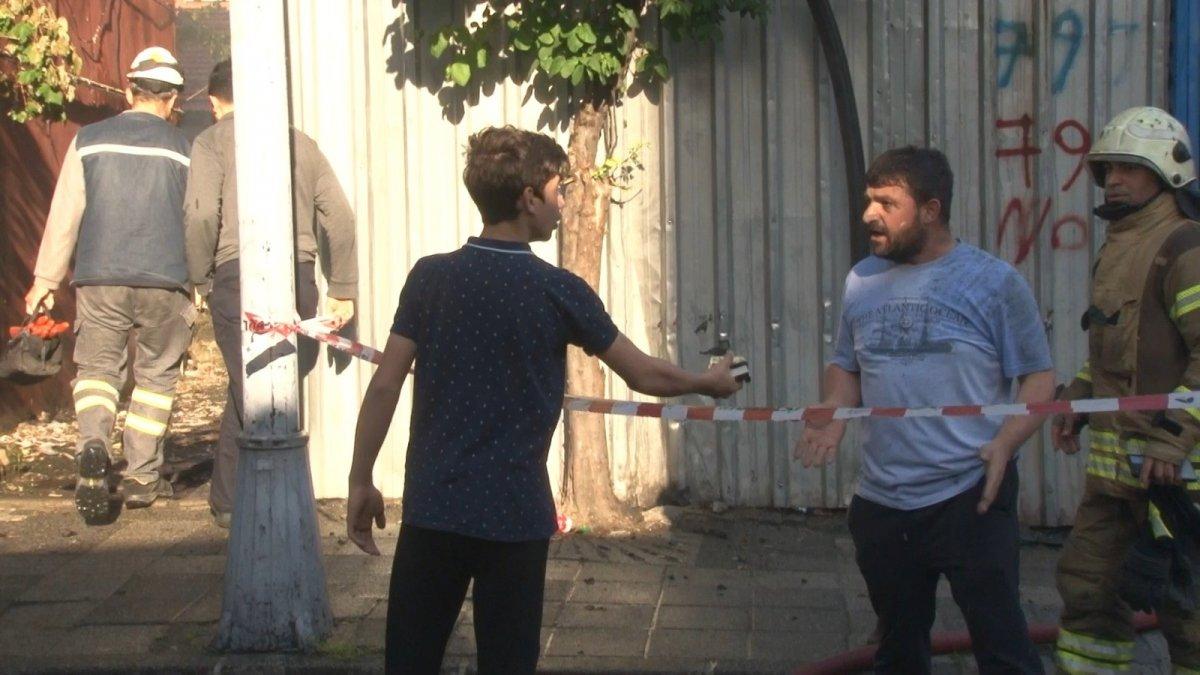 Ümraniye'de hurdalık deposu alev alev yandı