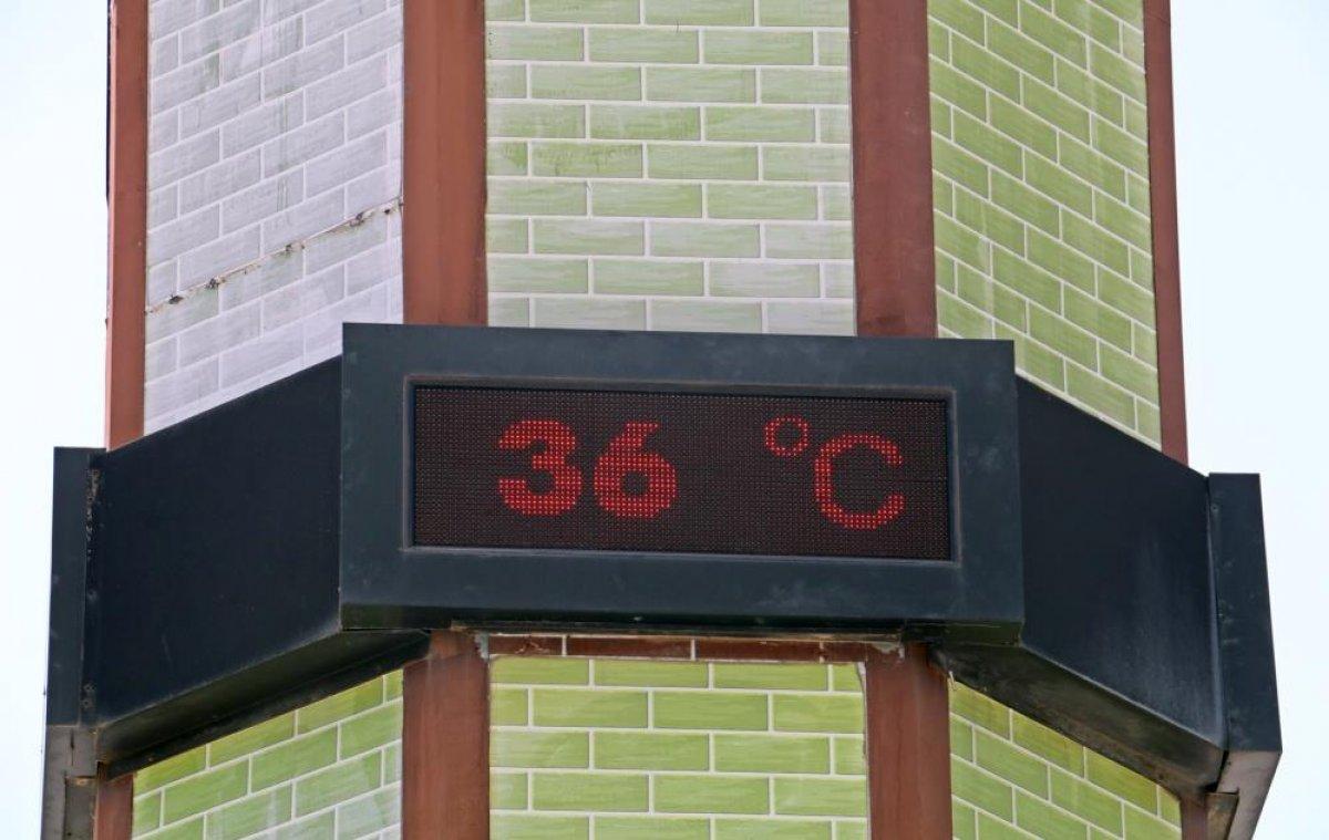 Antalya’da tatilciler sahillere akın etti