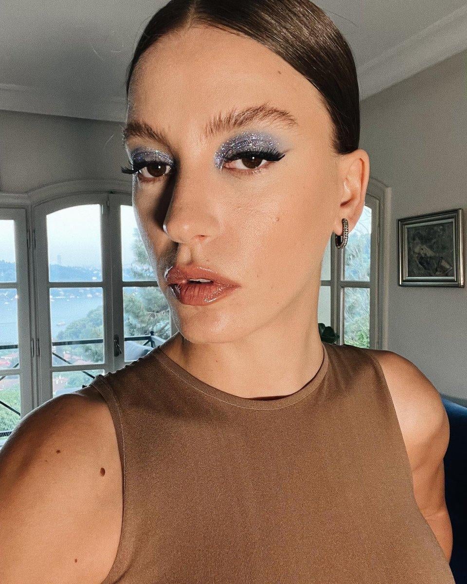 Serenay Sarıkaya, takım giydi