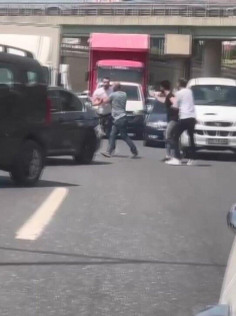 Küçükçekmece'deki sürücülerin yol verme kavgası