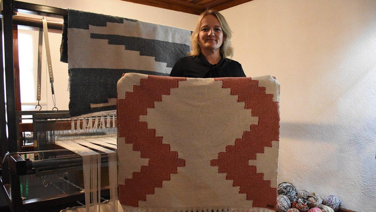 Bilecikli kadınlar, kullanılmayan giysilerin iplerini kilime dönüştürüyor