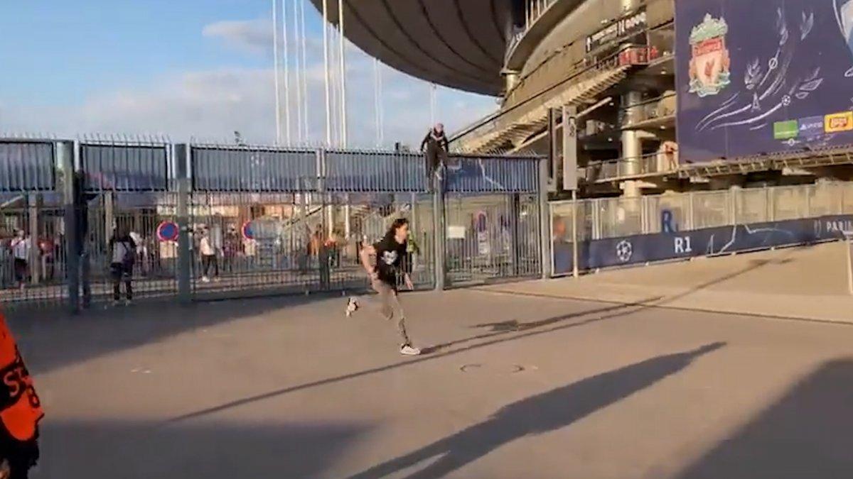 Şampiyonlar Ligi finali 3 kez ertelemeli başladı