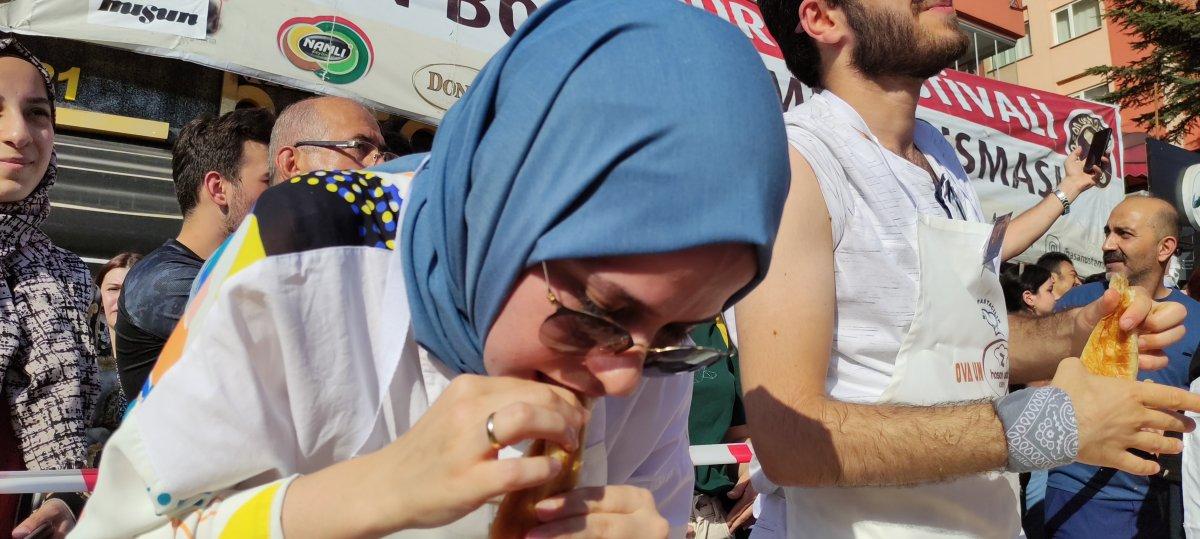 Bursa'da börek yeme yarışmasında kıyasıya mücadele