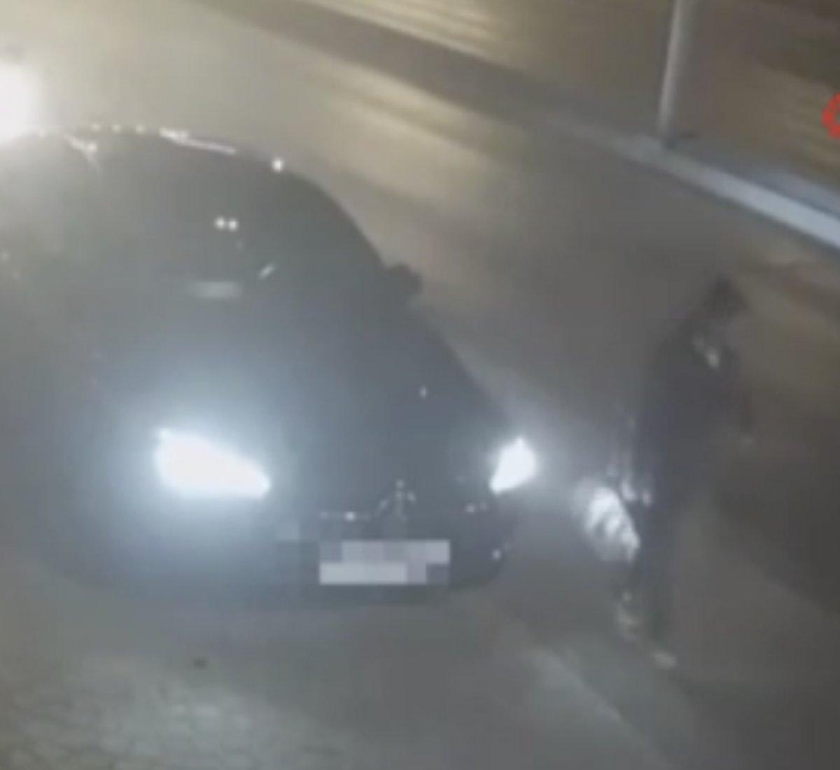 Esenyurt'ta otomobilindeki çantayı hırsızlara kaptırdı