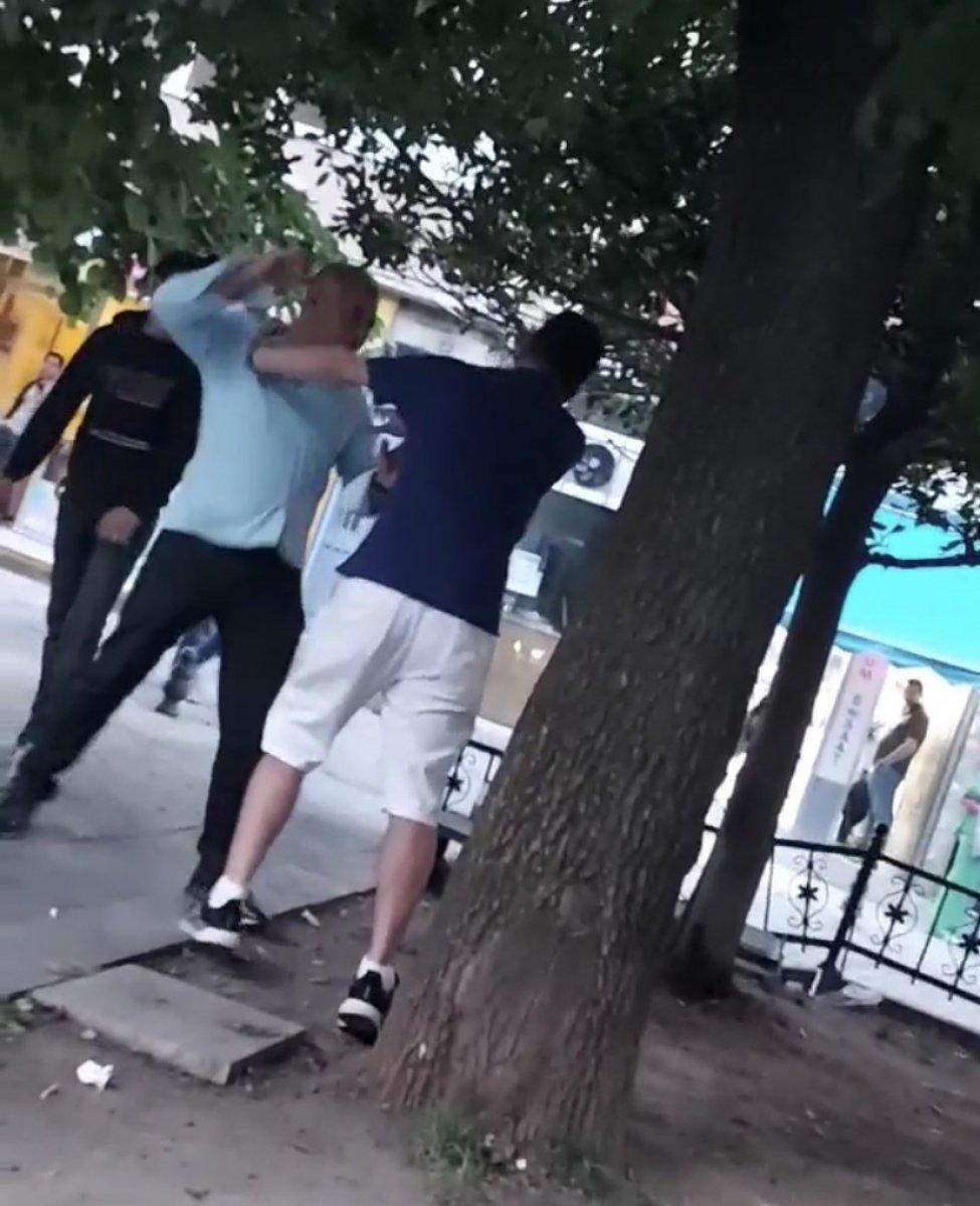 Fatih'te oğlunun kavgasına dahil olan baba 2 genci de dövdü