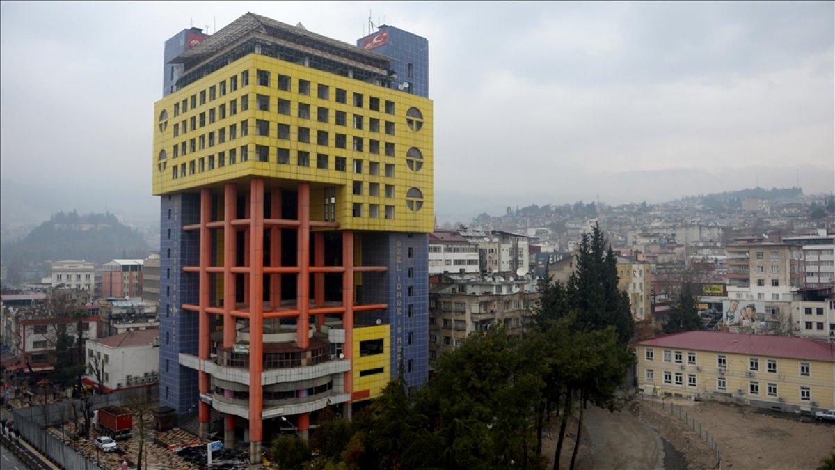 Dünyanın en saçma binası yıkılınca kurban kestiler