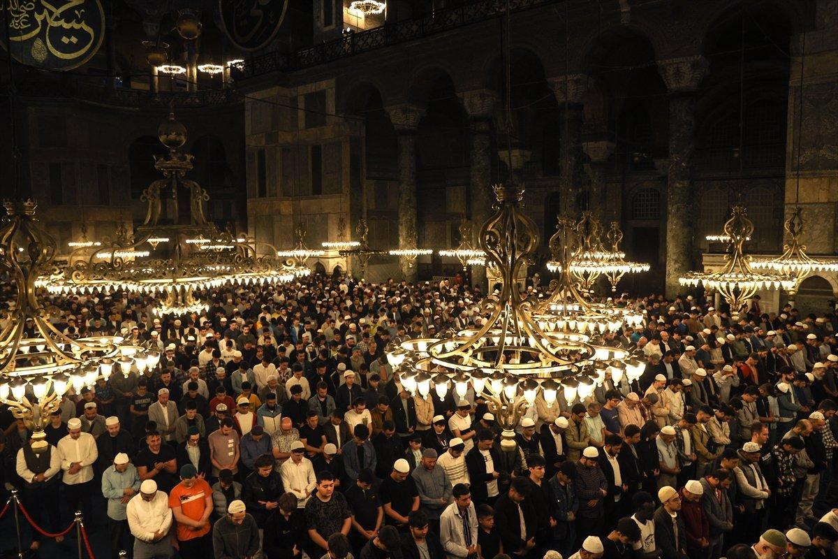 İstanbul'un Fethi'nin 569. yılında gençler, Ayasofya'da namaz kıldı