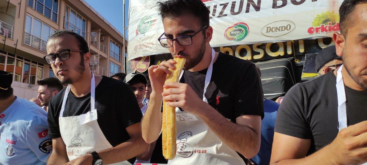 Bursa'da börek yeme yarışmasında kıyasıya mücadele