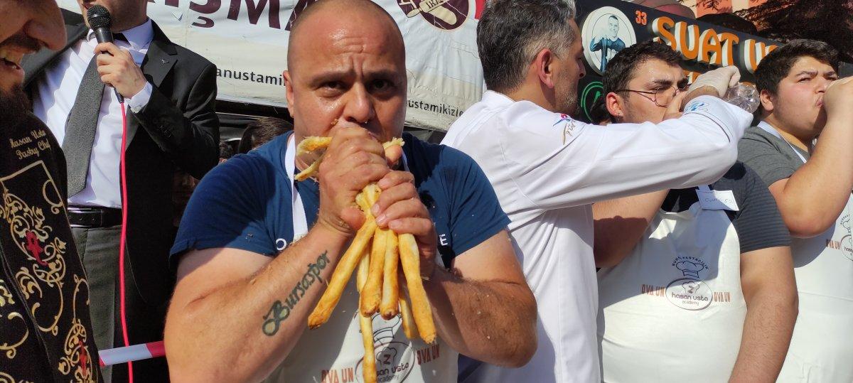 Bursa'da börek yeme yarışmasında kıyasıya mücadele