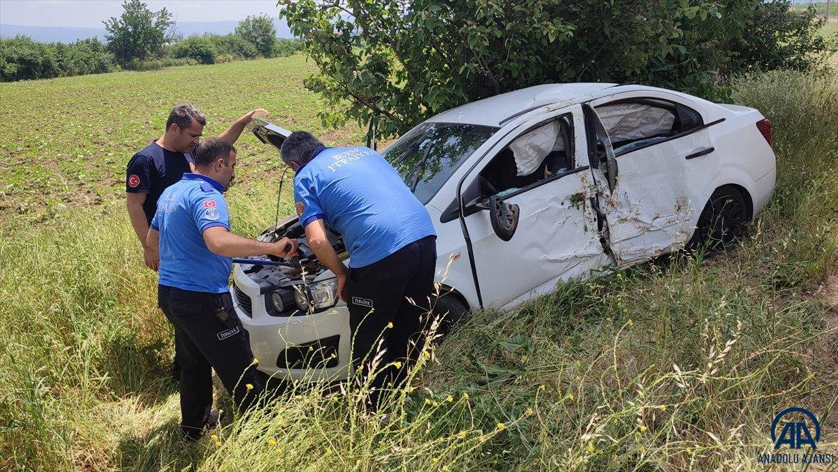 Bursa'da otomobil ağaca çarptı: 4 yaşındaki çocuk ağır yaralı