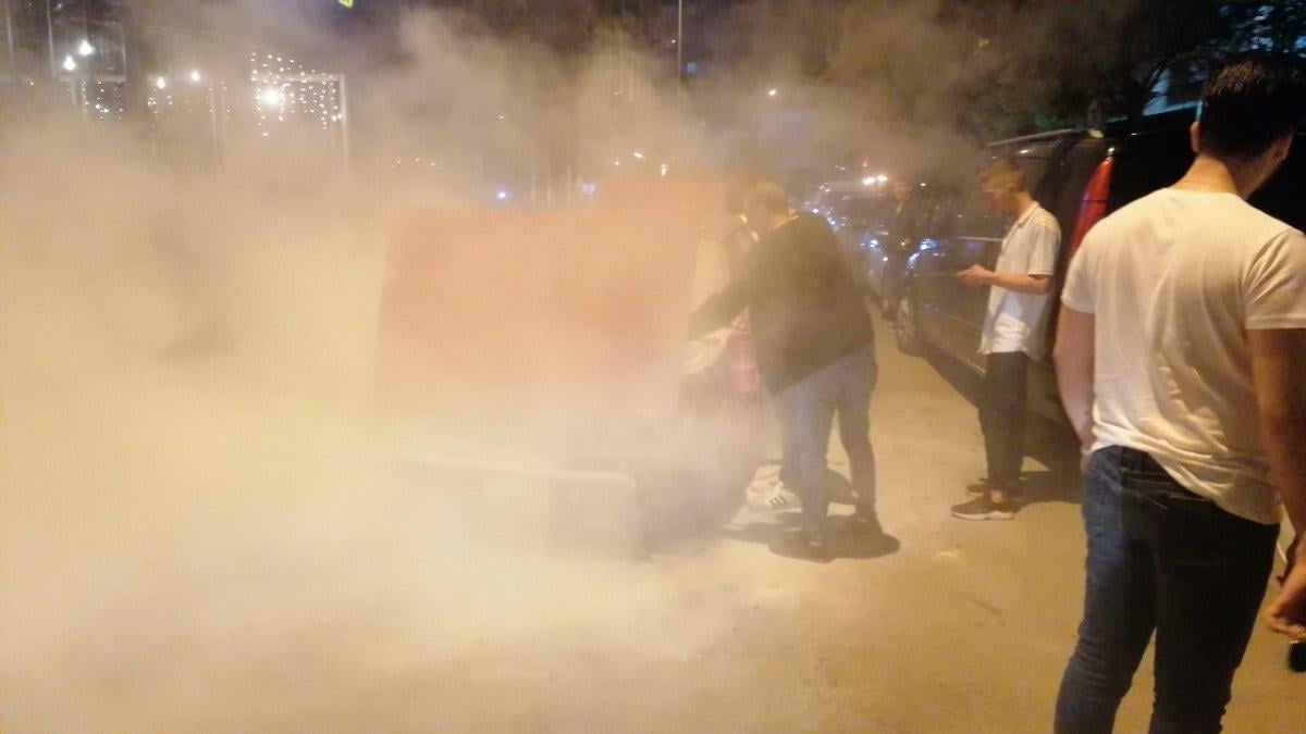 Kocaeli'de sürücü otomobilinin yandığını fark etmedi