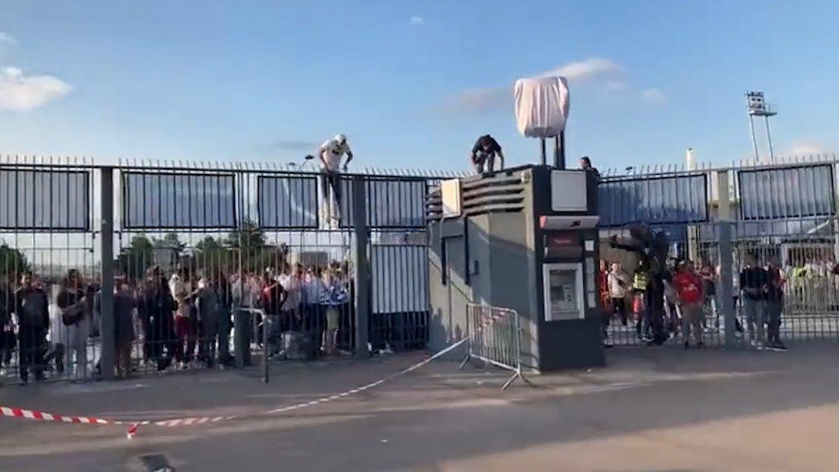 Şampiyonlar Ligi finali 3 kez ertelemeli başladı