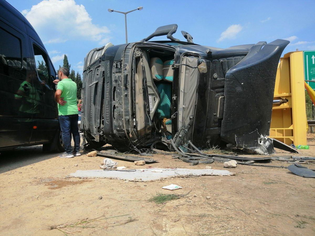 Kocaeli'de devrilen kamyondaki hafriyat yola saçıldı