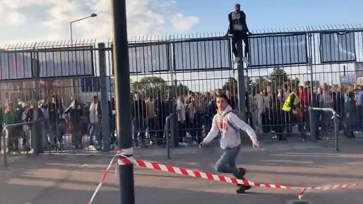 Şampiyonlar Ligi finali 3 kez ertelemeli başladı