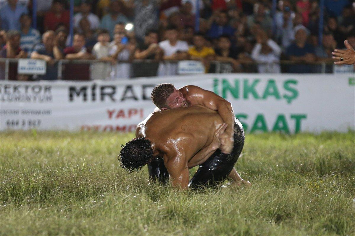 Antalya'da Kaş Belediyesi 1. Yağlı Güreşleri başpehlivanı İsmail Balaban oldu