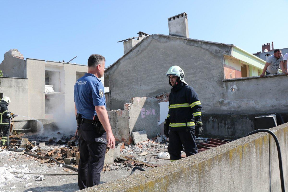 Samsun'da çatıda çıkan yangın plastik malzemelere sıçradı