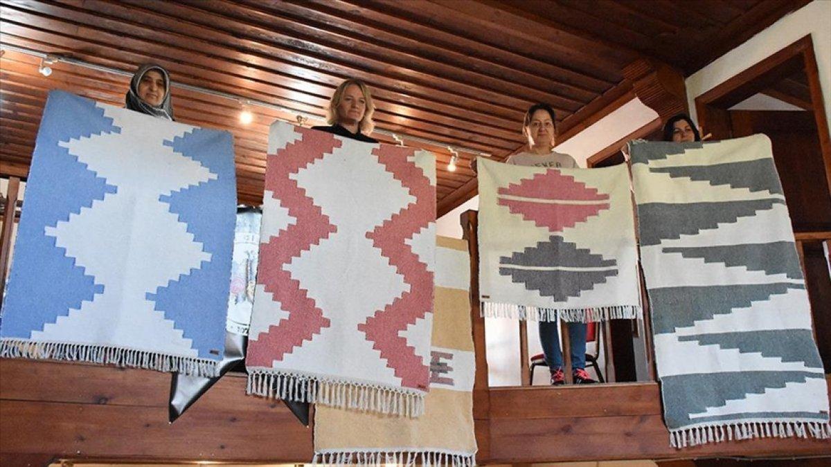 Bilecikli kadınlar, kullanılmayan giysilerin iplerini kilime dönüştürüyor