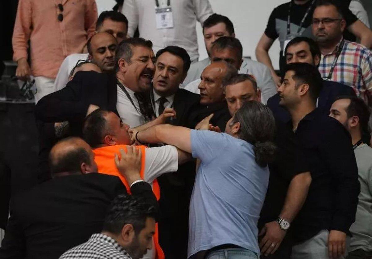 Beşiktaş Genel Kurulu'nda kavga çıktı