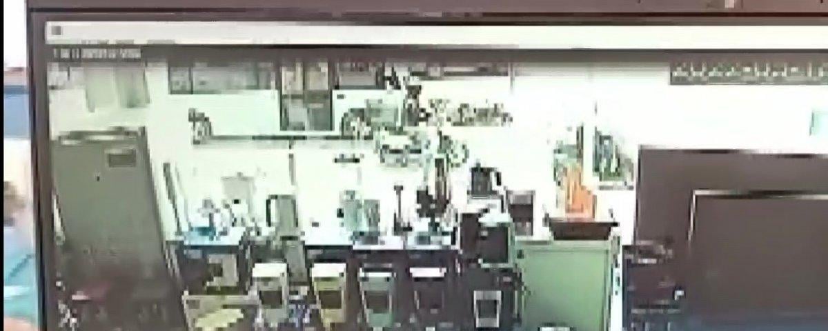 Maltepe'deki minibüsçü, motosikletliyi önünde sürükledi