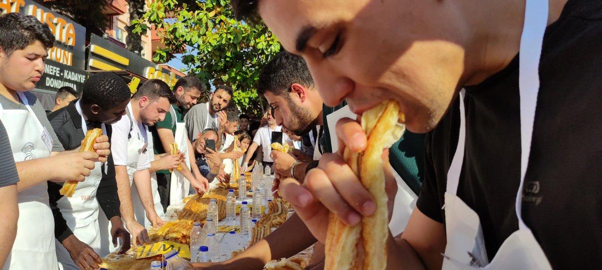Bursa'da börek yeme yarışmasında kıyasıya mücadele