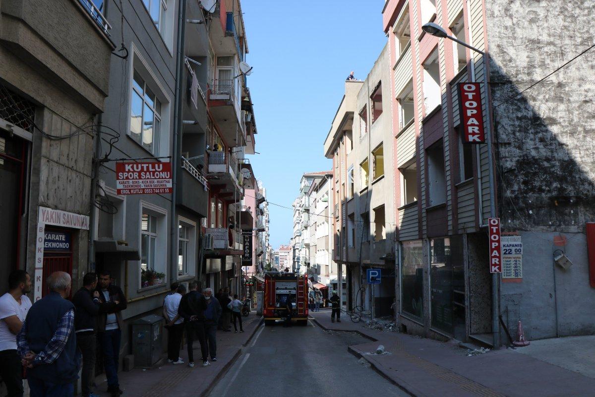 Samsun'da çatıda çıkan yangın plastik malzemelere sıçradı