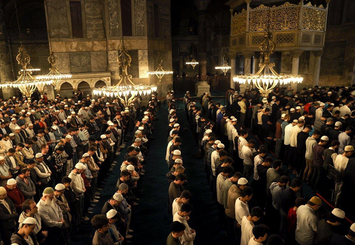 İstanbul'un Fethi'nin 569. yılında gençler, Ayasofya'da namaz kıldı