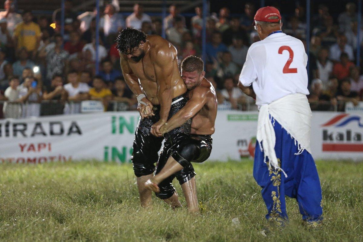 Antalya'da Kaş Belediyesi 1. Yağlı Güreşleri başpehlivanı İsmail Balaban oldu