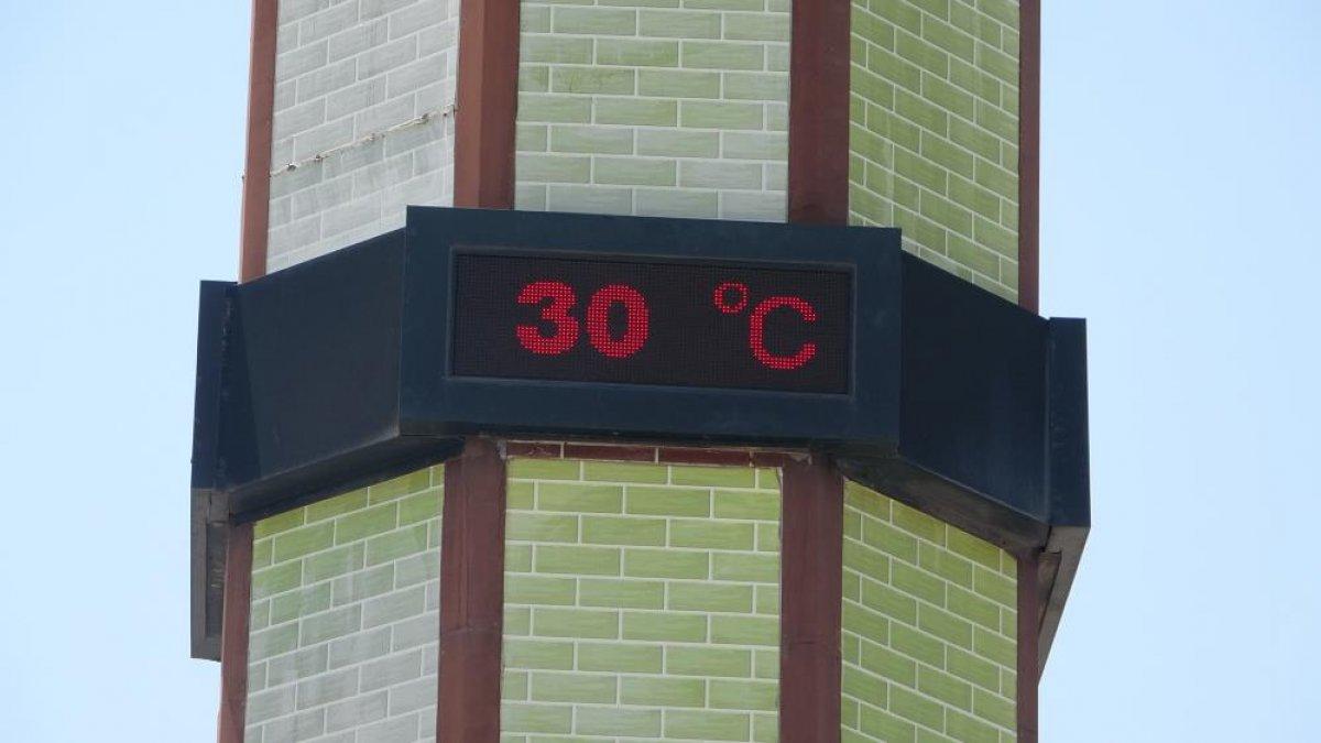 Antalya'da sıcak havadan bunalanlar denize kaçtı