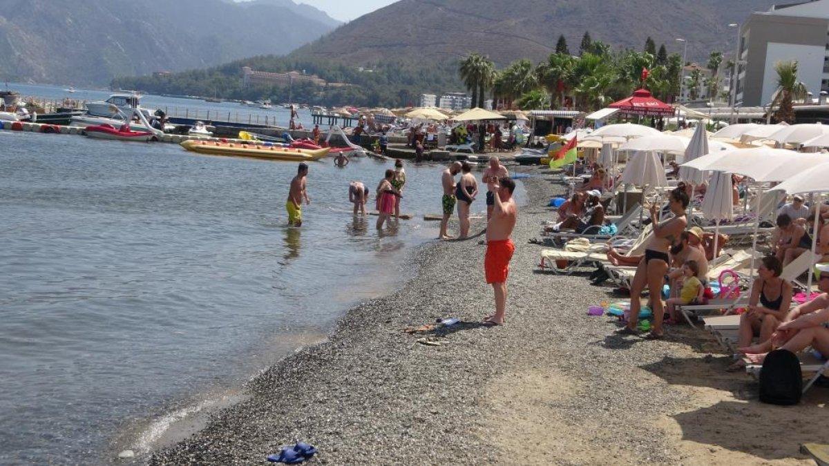 Marmaris'te havalar ısındı, plajlar doldu